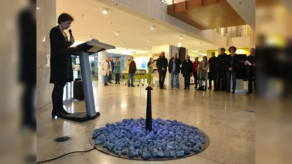 Burgemeester Margo Mulder onthulde vanavond het tijdelijke Holocaustmonument ‘Levenslicht’ in de hal van het Stadskantoor.