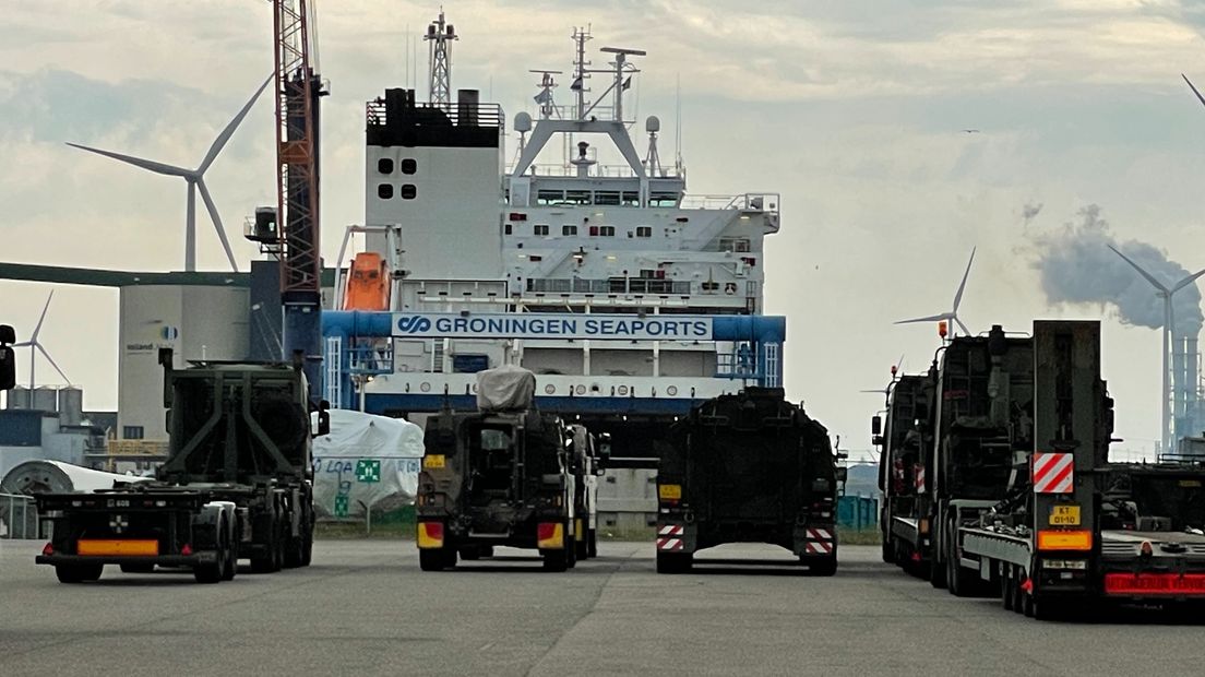 Militaire voertuigen staan klaar om aan boord te gaan van de 'New Amsterdam'