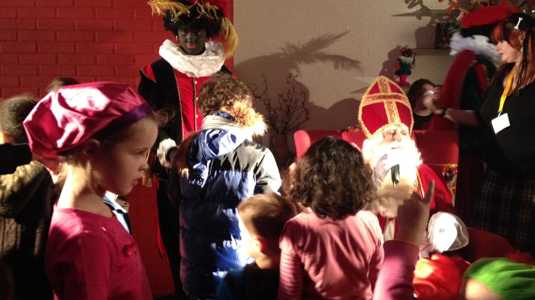 Het Sinterklaasfeest van vorig jaar, mét Zwarte Pieten.