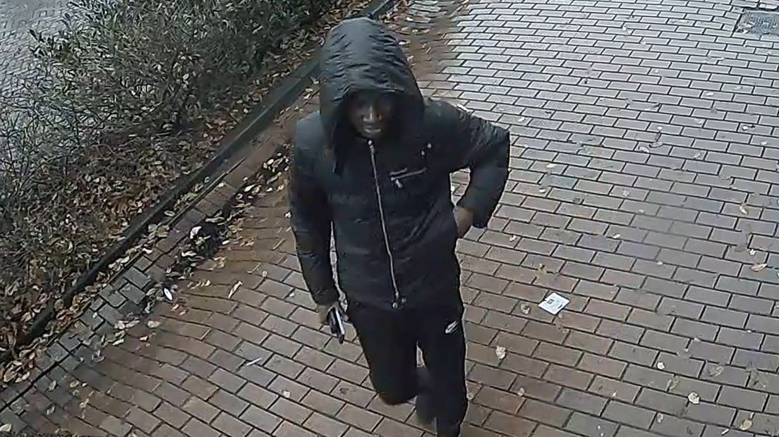 De man probeert te pinnen met de buitgemaakte bankpas