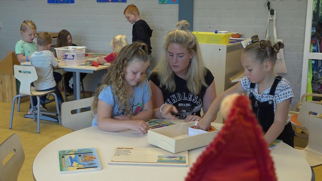 Juf Louise helpt de kleuters op gang