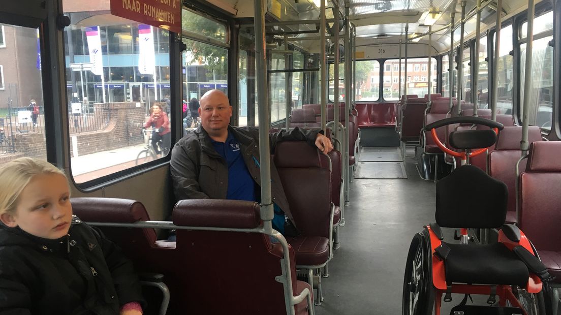 Het interieur van de oude bus.