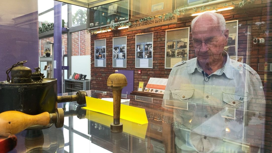 Hans Stijn bekijkt de poststempels op de tentoonstelling
