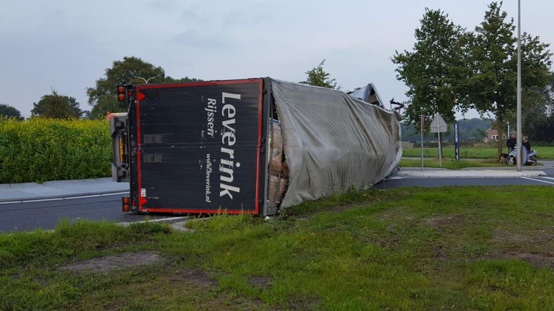 Vrachtwagen Kantelt Op Rotonde In Holten - RTV Oost