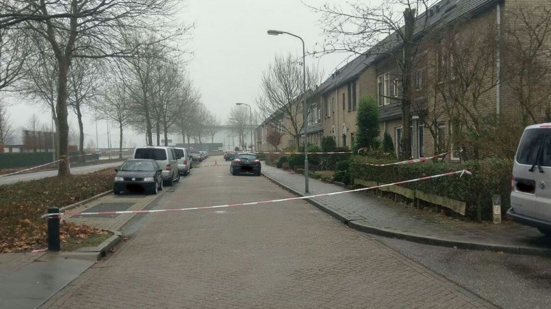 De politie onderzoekt de beschieting van een woning aan de Mercurius in Duiven, eerder vanochtend. Er raakte niemand gewond.
