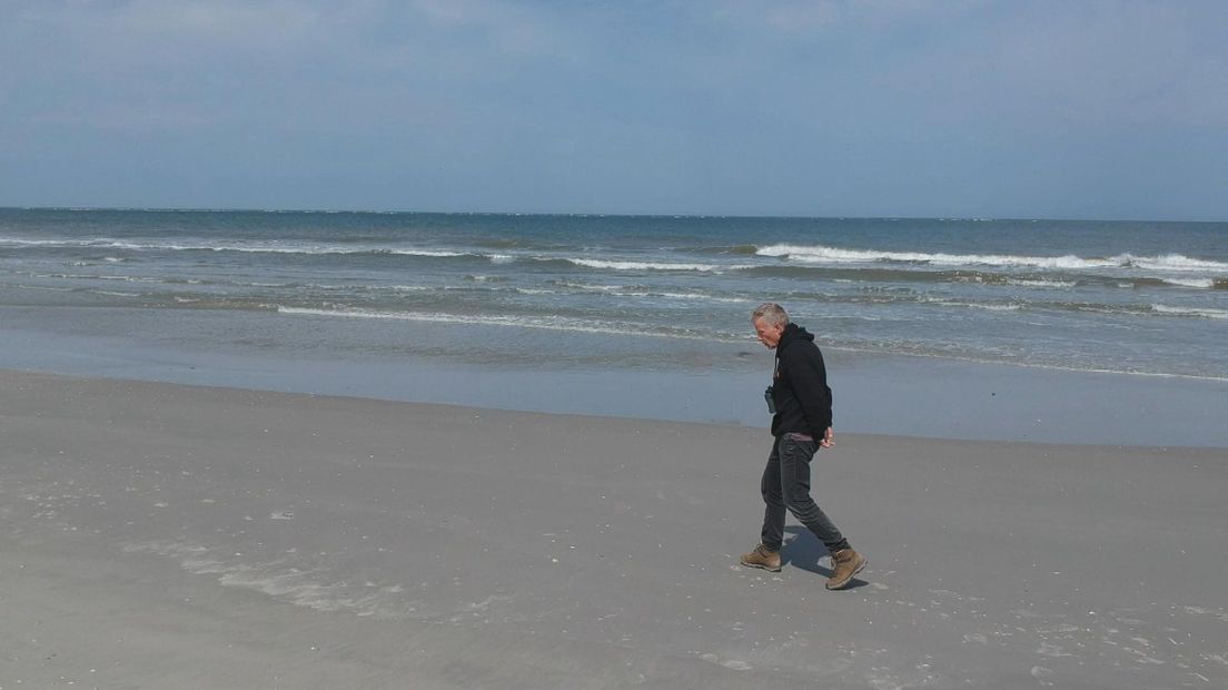 Koos Dijksterhuis zoekt naar schelpen