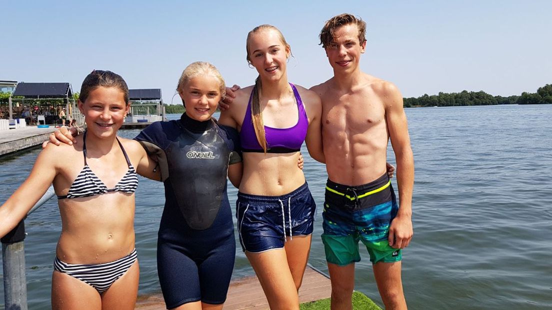 Eva van Bergen (tweede van rechts)