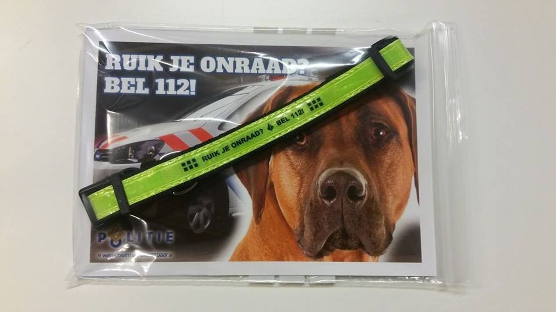 De politie in Zutphen deelde donderdag speciale halsbanden uit aan hondenbezitters die tijdens het uitlaten van de hond de buurt goed in de gaten willen houden.