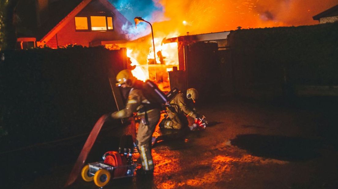 De uitslaande brand op het chaletpark was binnen een uur onder controle.