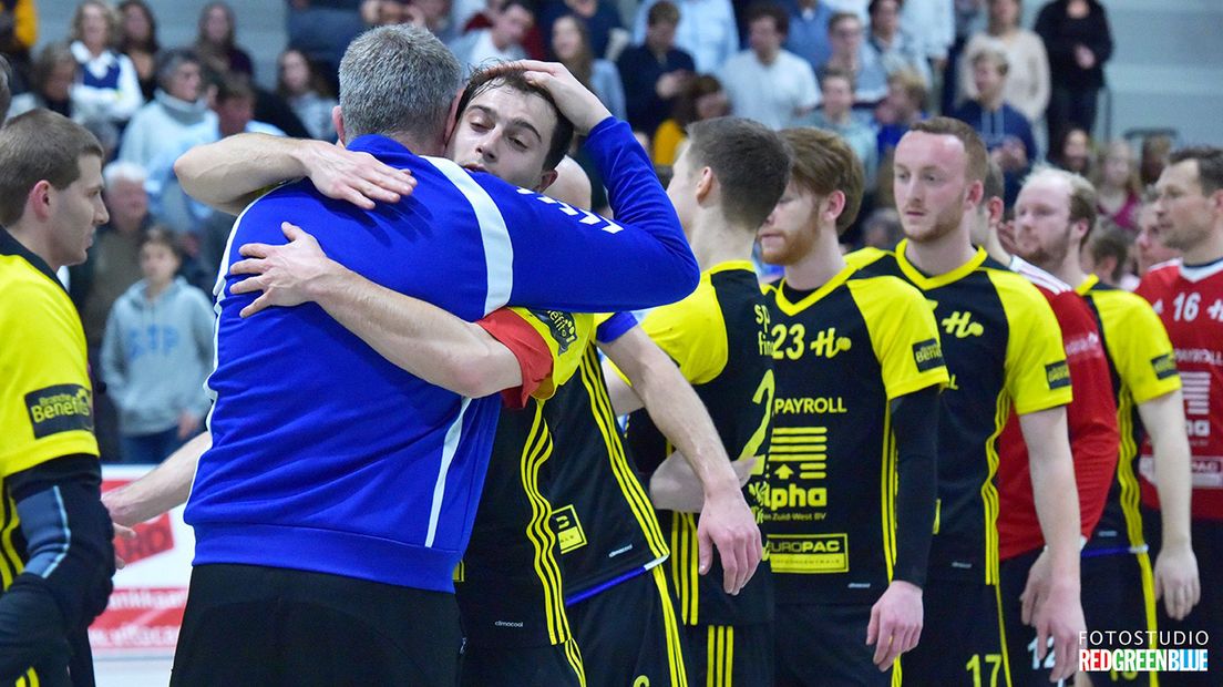 Jarn van Gool knuffelt zijn oude coach Hans van Dijk