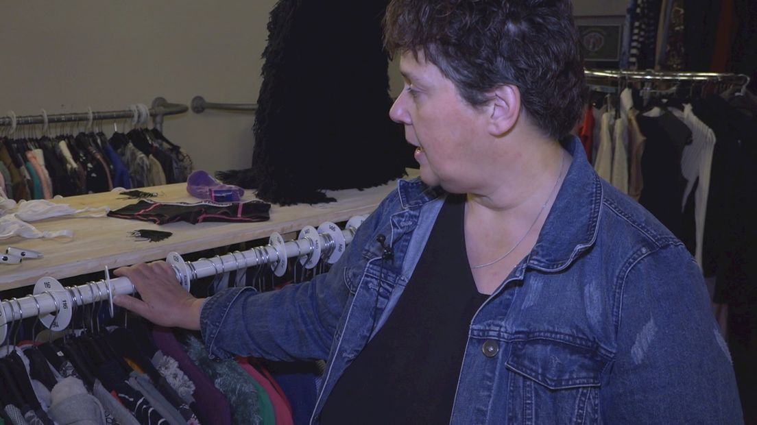 Monique bij de kinderkleding