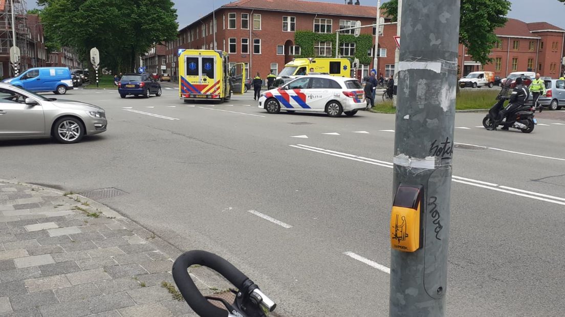 Twee ambulances zijn uitgerukt na de aanrijding op het kruispunt Bedumerweg