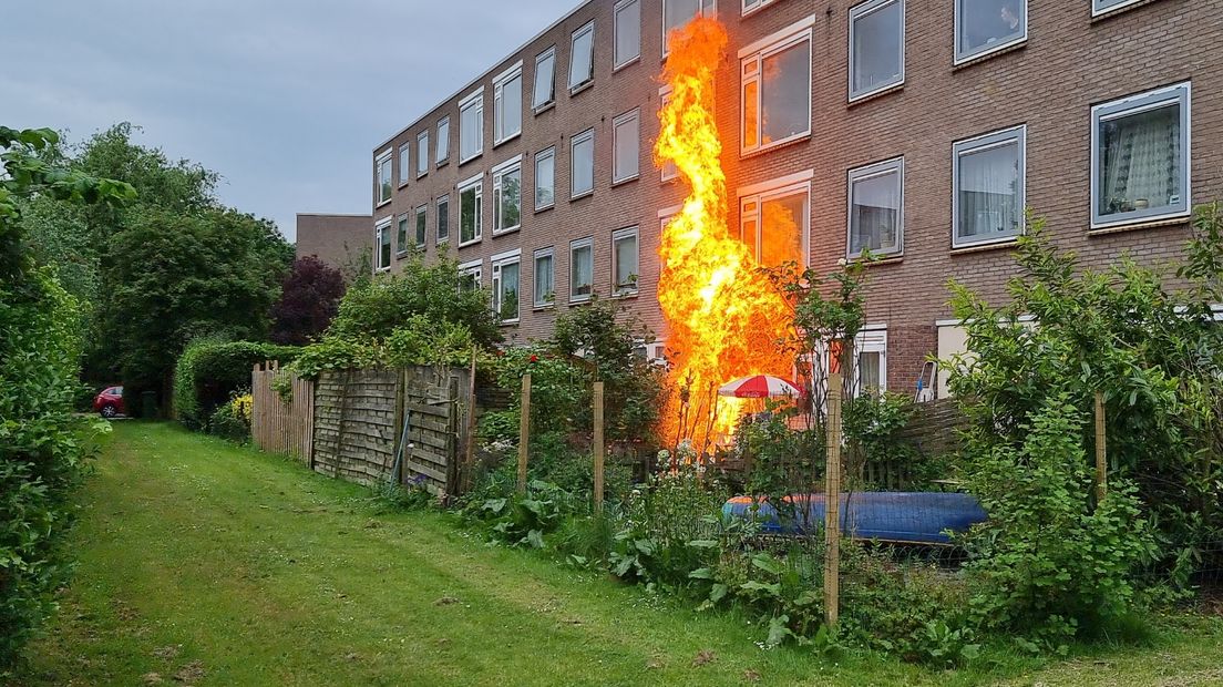 Een buitenbrand aan de Couperusstraat in de stad Groningen