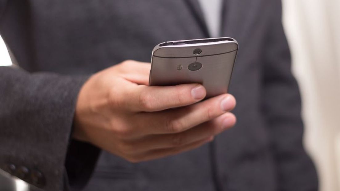 KPN kampt met een grote storing. In delen van Gelderland kan er maandagmiddag niet gebeld worden. Ook noodnummer 112 is niet bereikbaar, daarom nemen hulpdiensten maatregelen en worden onder meer brandweerkazernes extra bemand.