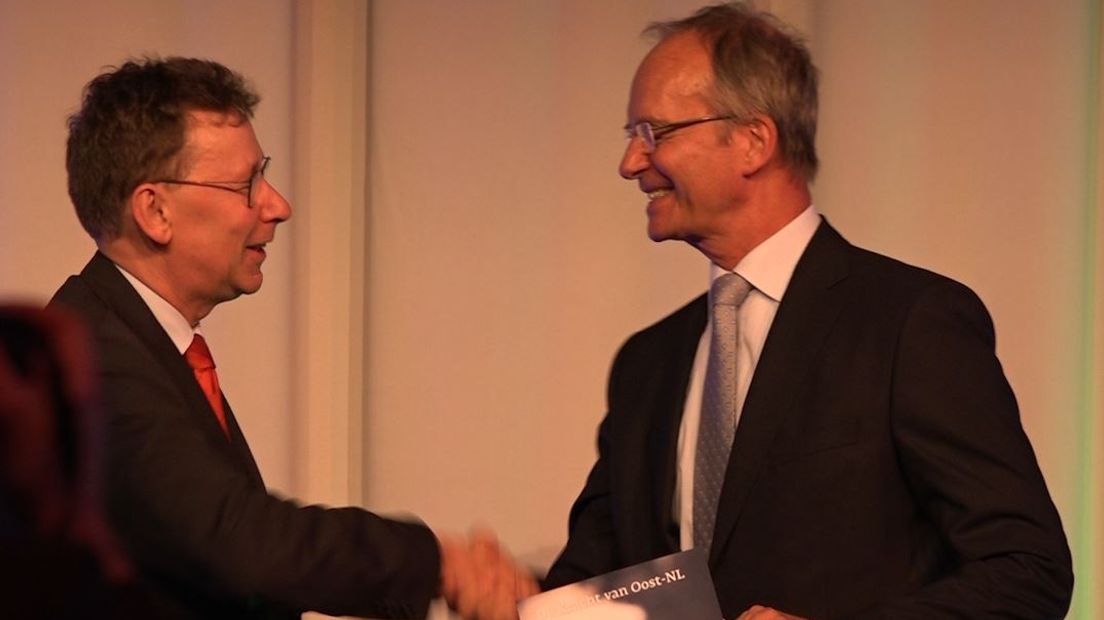 Minister Henk Kamp van Economische Zaken reageerde maandagavond op het rapport dat hij uitgereikt kreeg waarin de economische kansen voor Oost-Nederland zijn onderzocht.