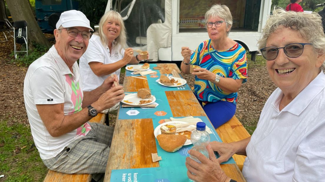 Hagenaren genieten van de gratis barbecue