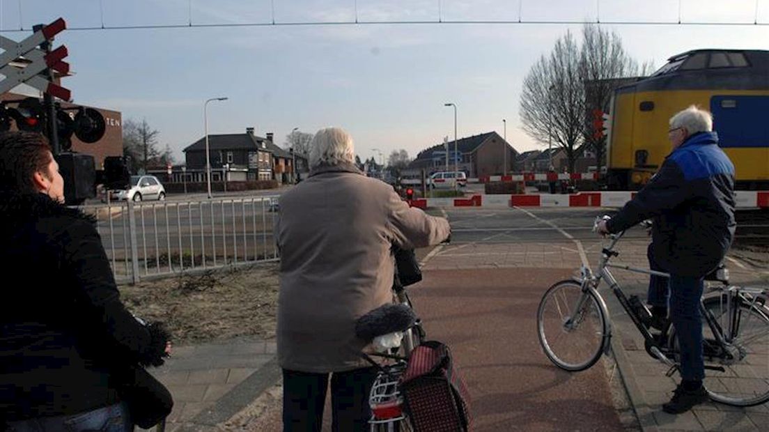 Wachten bij het spoor in Borne