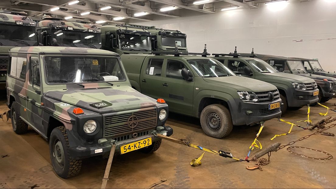 Militaire. voertuigen aan boord van de 'New Amsterdam'