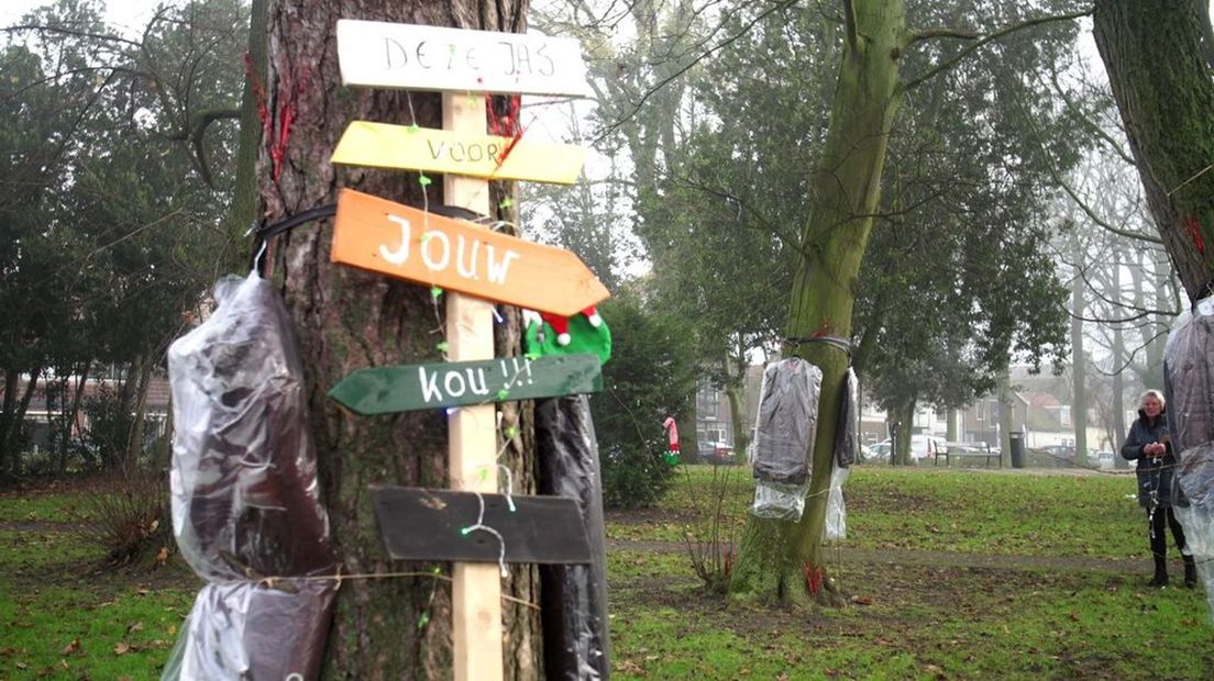 Marjan van Noordennen hangt warme jassen in het park voor wie er een gebruiken kan