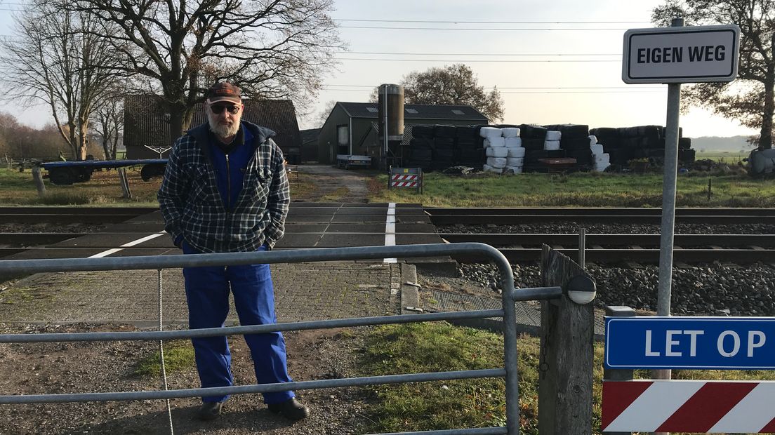 Jan Huisjes bij de onbewaakte spoorovergang in Wijster (Rechten: RTV Drenthe/Serge Vinkenvleugel)