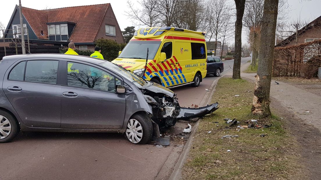 In De Wijk belandde een auto naast de weg en tegen een boom (Rechten: Persbureau Meter)