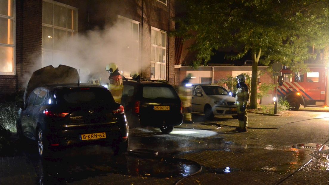Vier auto's branden uit in Deventer
