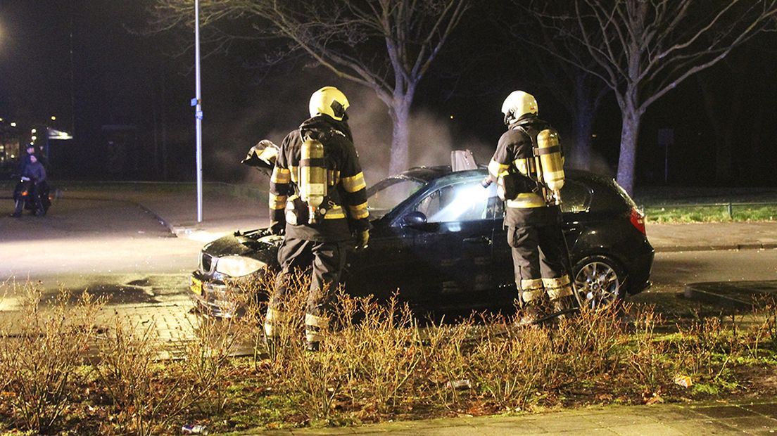 De brandweer bij een BMW-brand in Overvecht