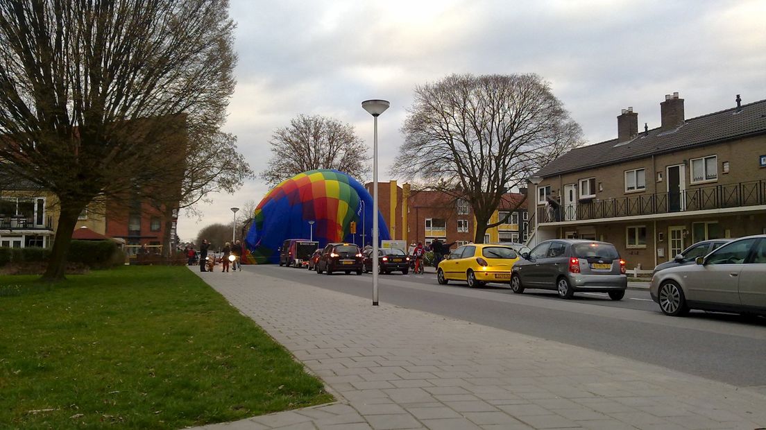 Luchtballon in woonwijk