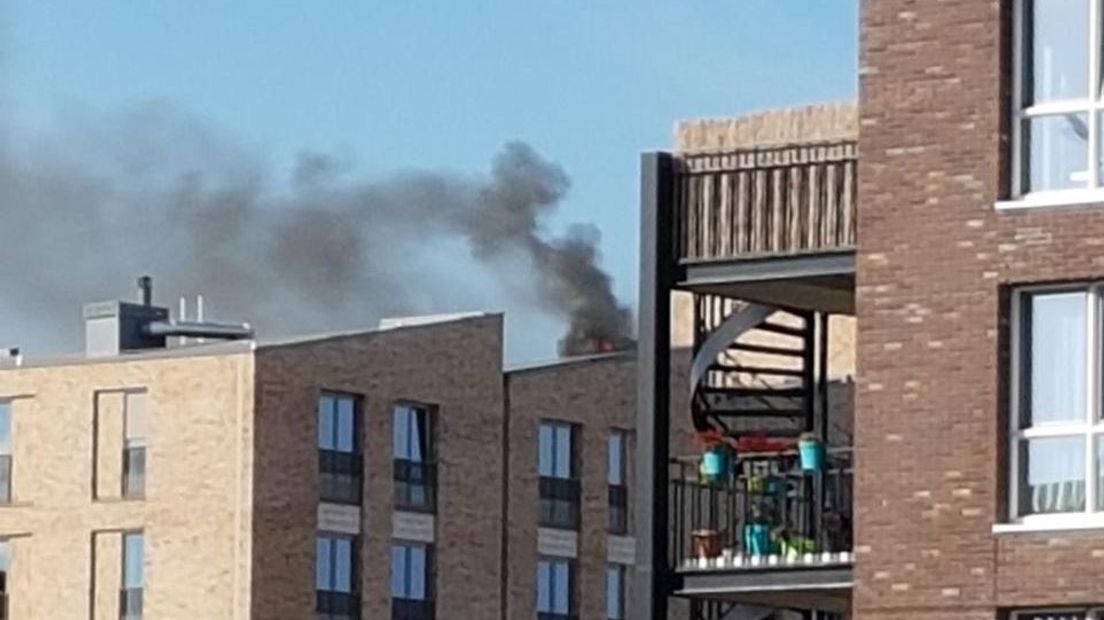 De brand op het dak van een appartementencomplex in aanbouw aan de Coenensparkstraat in Zutphen is onder controle. Dat meldt de veiligheidsregio.
