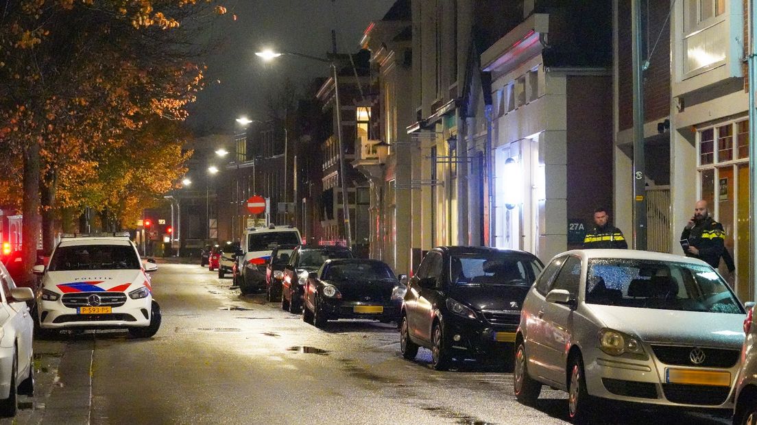 Politieagenten na het steekincident bij de coffeeshop in Veendam