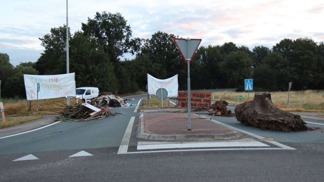 Er is rommel gedumpt en er staan protestborden, ook bij de op- en afrit van de A30 bij Barneveld.