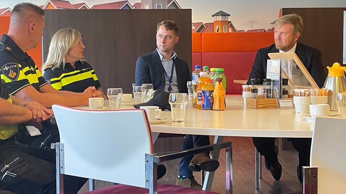 Koning Willem-Alexander in gesprek met de politie