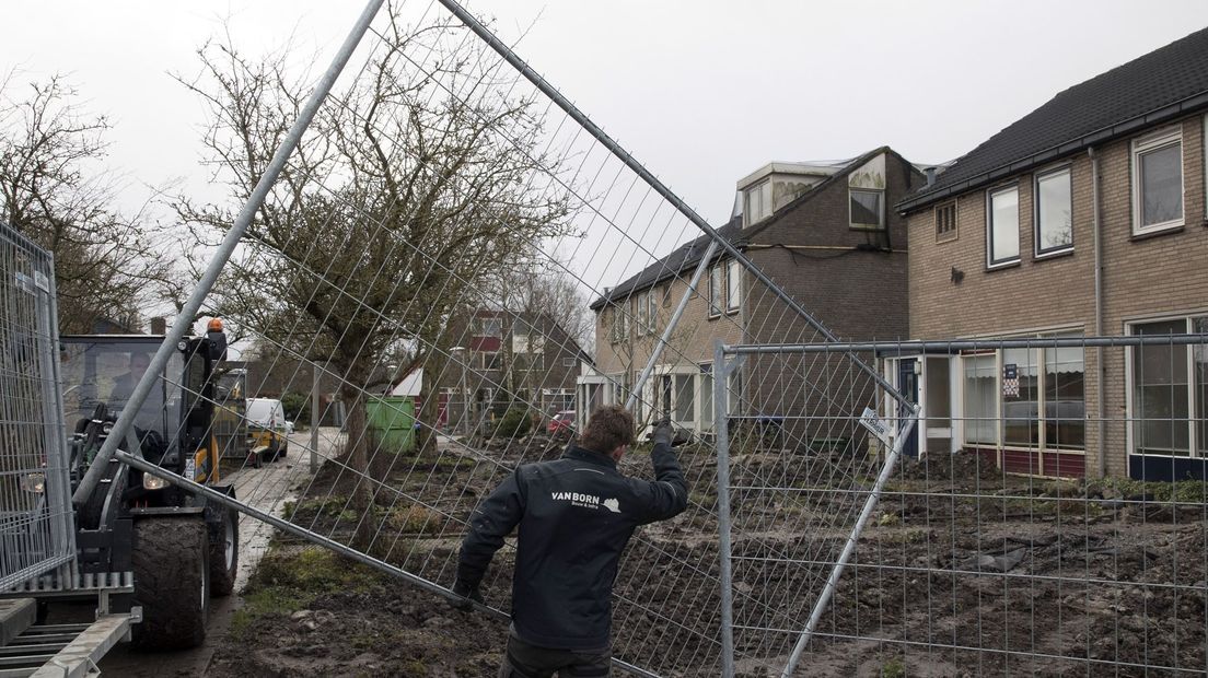 De sloopvoorbereidingen in Ten Boer zijn in volle gang