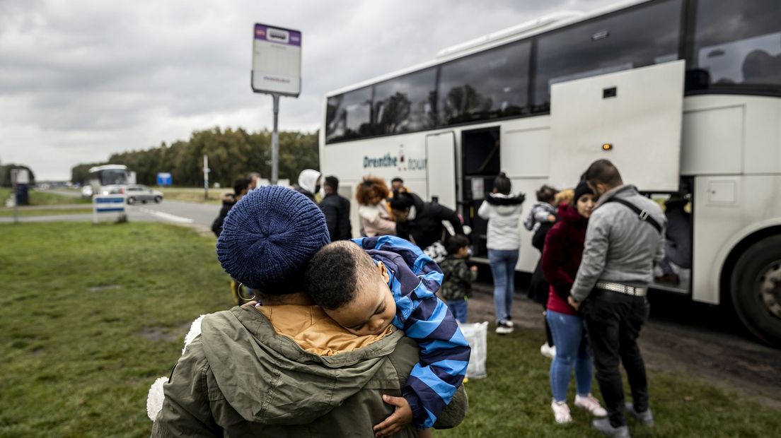 Asielzoekers komen per bus aan bij het aanmeldcentrum in Ter Apel