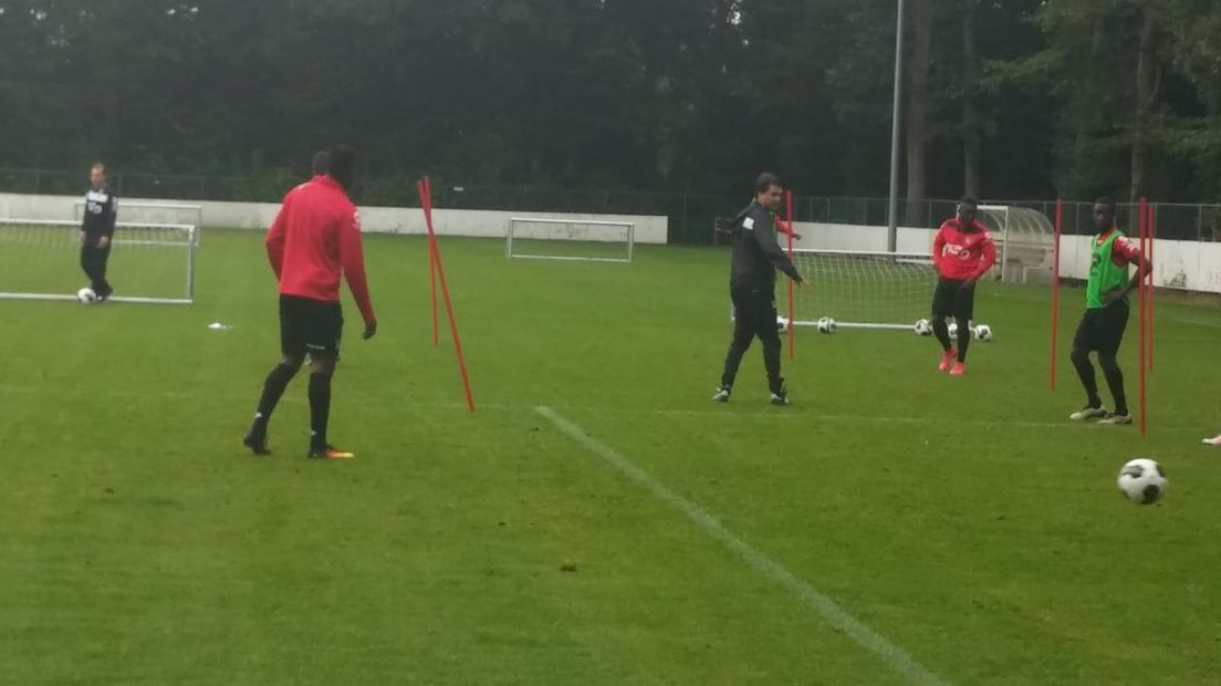 Peter Hyballa op de training met links van hem Kevin Mayi