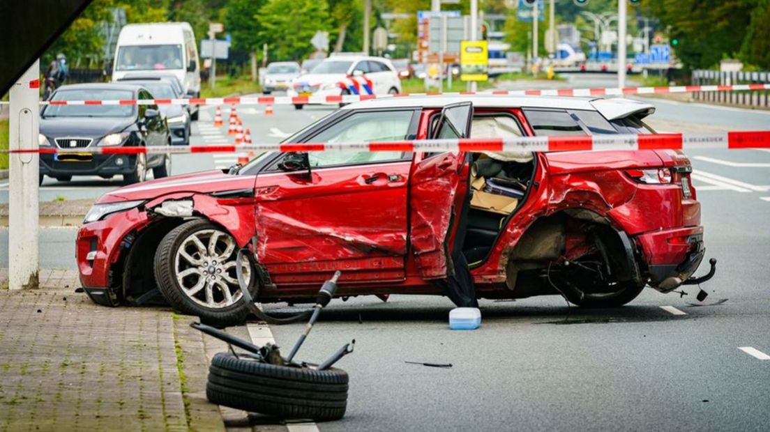 De Duitse auto na het ongeluk na de achtervolging.