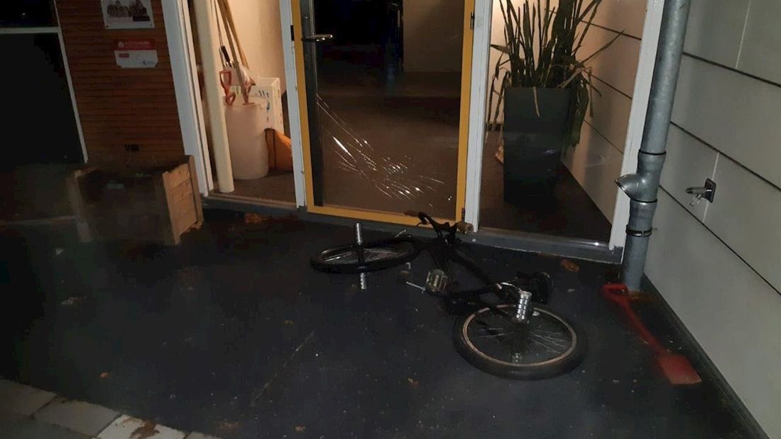 Een kinderfiets werd geprobeerd door de voordeur van het schoolgebouw te gooien