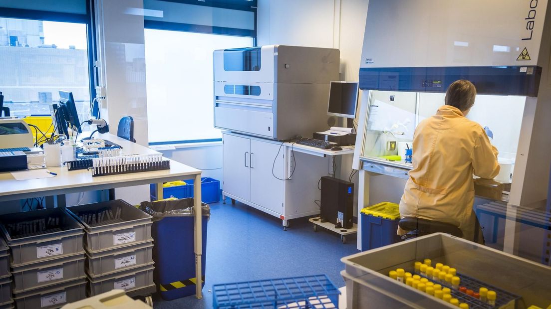 Coronatests worden geanalyseerd in een laboratorium