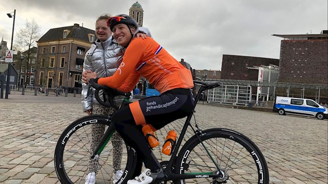 Bas samen met zijn zusje Iris, voor de start
