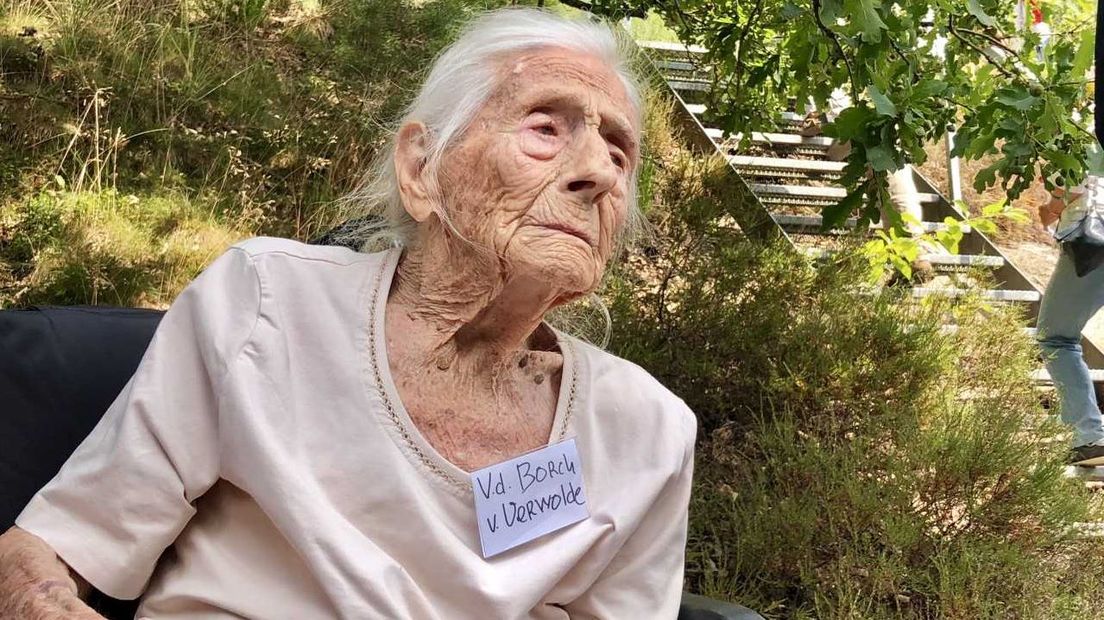 De 103-jarige Josephina 'Kieks' van der Borch van Verwolde bezocht vrijdag voor het eerst de plek waar haar broer Emile in de oorlog is doodgeschoten.