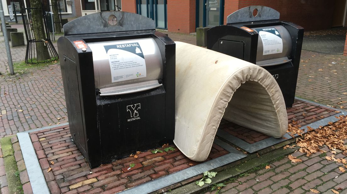 De gemeenteraad van Tiel is woensdagavond akkoord gegaan met de nieuwe methode van inzameling van restafval. Een meerderheid van de raad is tegen het nieuwe systeem, maar voelt zich gedwongen om met de plannen van afvalbedrijf AVRI mee te gaan.