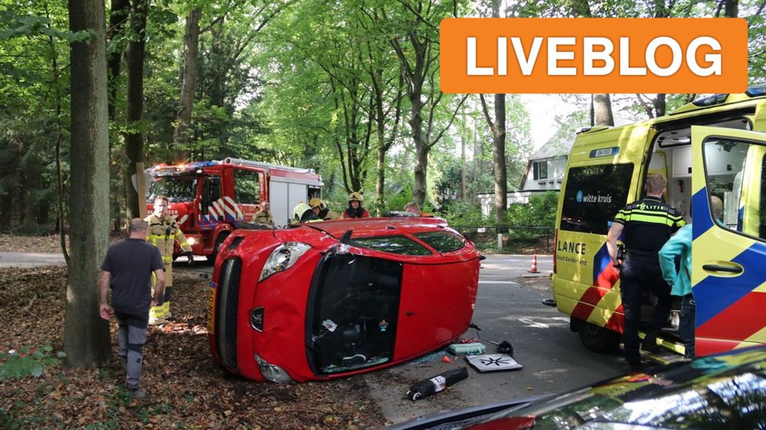 Bij een ongeval in Beekbergen sloeg een auto meermaals over de kop.