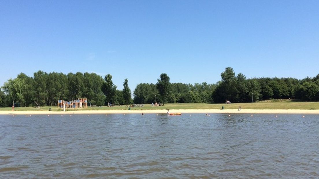 Zwemmen in de Grote Rietplas bij Parc Sandur en Ruimzicht wordt afgeraden vanwege de slechte waterkwaliteit (Rechten: RTV Drenthe)