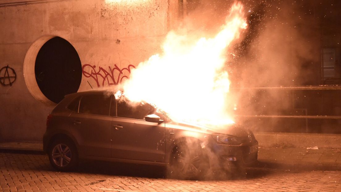 Een autobrand in Utrecht tijdens de jaarwisseling.
