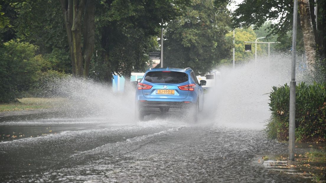 Enkele straten in Nijverdal konden de stevige regenbui niet aan