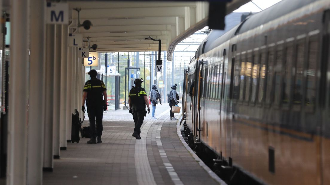 Het arrestatieteam bij de trein