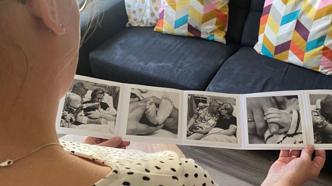 Regina met de foto's van het gezin met de doodgeboren Thijs.