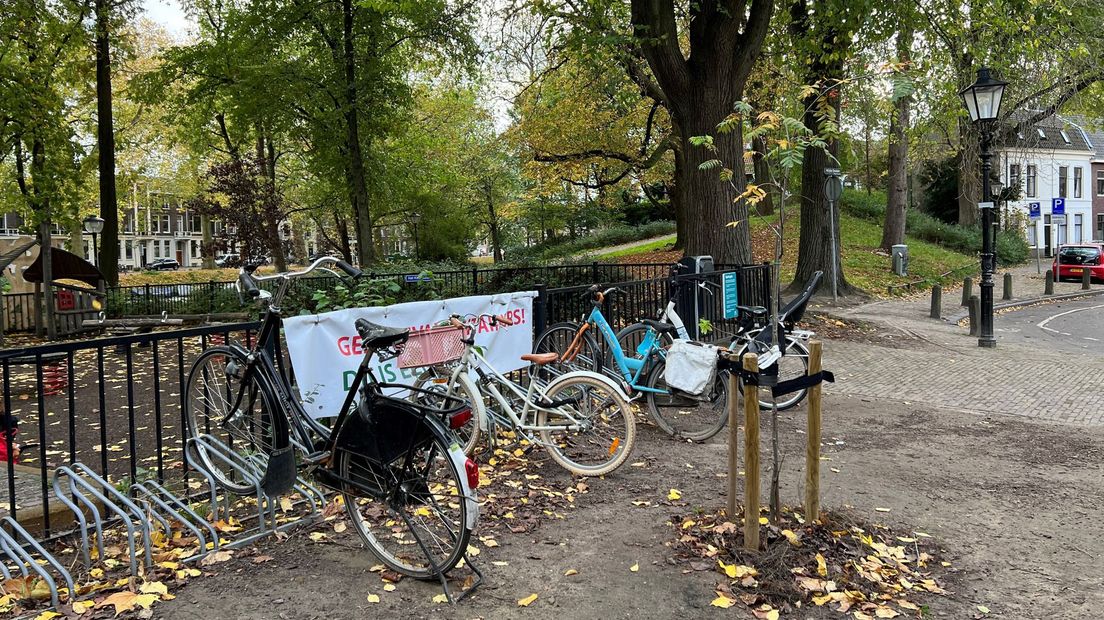 Bewonersprotest tegen afvalcontainers in de binnenstad van Utrecht