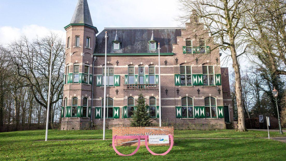 Een variant op de roze bril voor het gemeentehuis in Winsum.