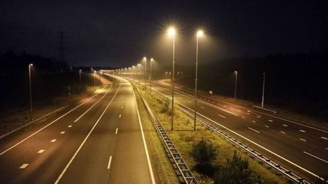 Een lege snelweg tijdens de avondklok.